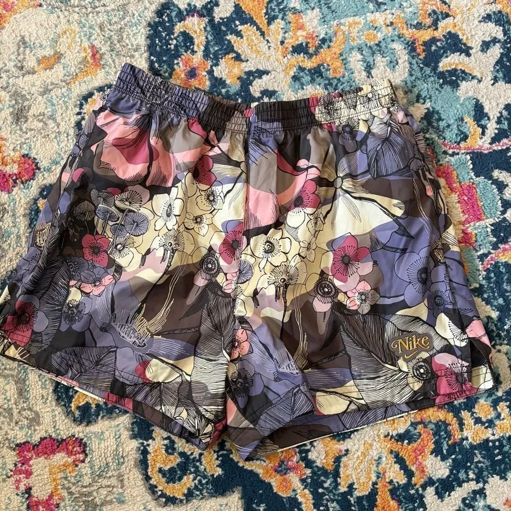 Woman’s Nike Femme Tempo Floral Running Shorts Small